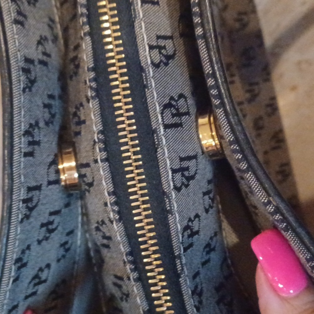 Classy Dooney & Bourke Signature Shoulder Bag - Picture 5 of 16
